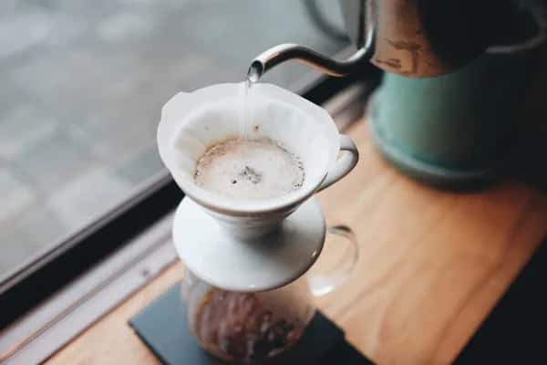 Pencere önünde V60 ile demlenen Flores Roastery filtre kahvesi