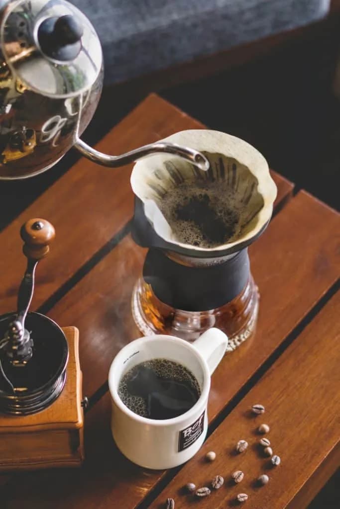 El değirmeni, pour-over ve bir fincan taze demlenmiş kahve